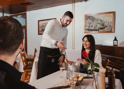 Provedite vikend uz živu glazbu, gastro specijalitete i širok izbor pića u Hotelu Jadran!