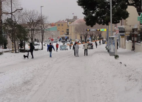 Šibenik je na današnji dan prije deset godina bio potpuno zatrpan snijegom: Prisjetite se kako je to izgledalo