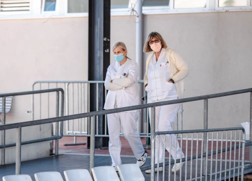 U županiji dvoje novooboljelih, preminule dvije starije muške osobe u šibenskoj bolnici