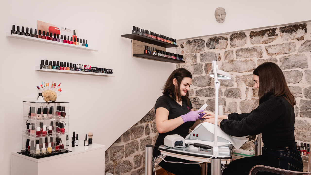 Nagradite se vrhunskom manikurom ili pedikurom u Kozmetičkom salonu Tanja!