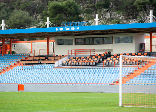Spriječen sukob Funcuta i Torcide, policajac ozlijeđen