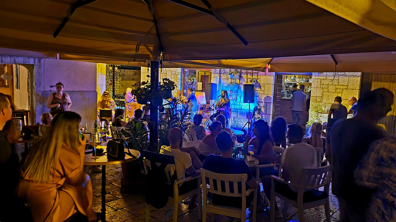 Vintage Bar ima vrhunski program: Nastupa glazbena zvijezda Brandon Delagraentiss!