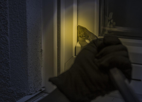 Žena (40) pod okriljem noći u Šibeniku pokušala provaliti u kuću 86-godišnjaka