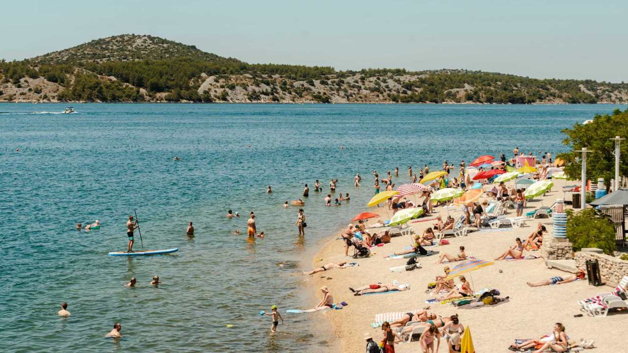 Incident na plaži u Šibeniku: Muškarac se skinuo gol, maloljetnik ga svom snagom opalio u međunožje