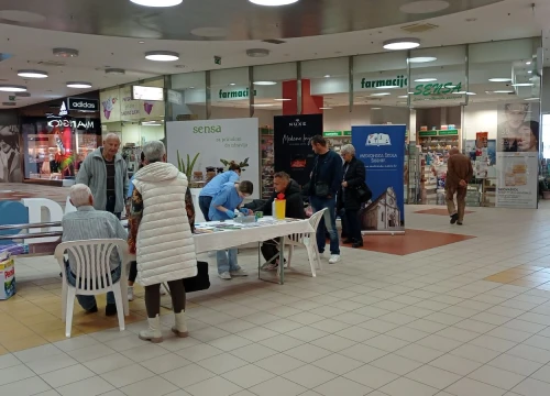 Fotografija 2 - Učenici Medicinske škole i patronažna služba na šest mjesta u županiji mjerili krvni tlak i šećer
