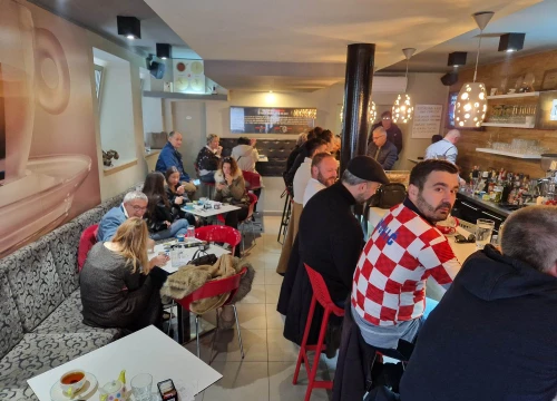 Fotografija 2 - Malo loš termin, malo zima: Nema euforije oko 'Vatrenih', ali ekipa se okupila u popularnim lokalima