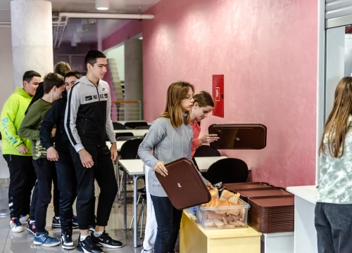 Fotografija 5 - Od danas besplatni obroci za sve učenike: Samo u OŠ Meterize na meniju kuhana hrana