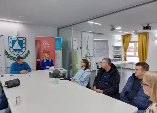 Fotografija 2 - Murterske udruge potpisale ugovore s Općinom: 'Ovo mjesto živi od vas ljudi'