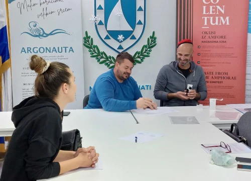 Fotografija 1 - Murterske udruge potpisale ugovore s Općinom: 'Ovo mjesto živi od vas ljudi'