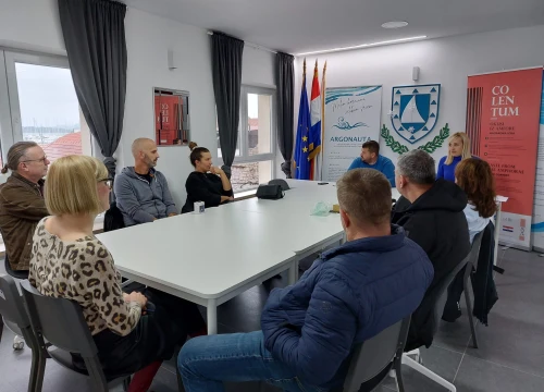 Fotografija 3 - Murterske udruge potpisale ugovore s Općinom: 'Ovo mjesto živi od vas ljudi'