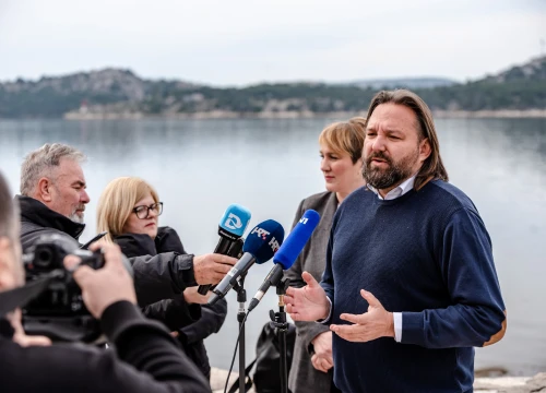 Fotografija 2 - Novi zakon o pomorskom dobru još je jedan pokušaj krađe HDZ-a: 'Građani će postati gosti na plaži'