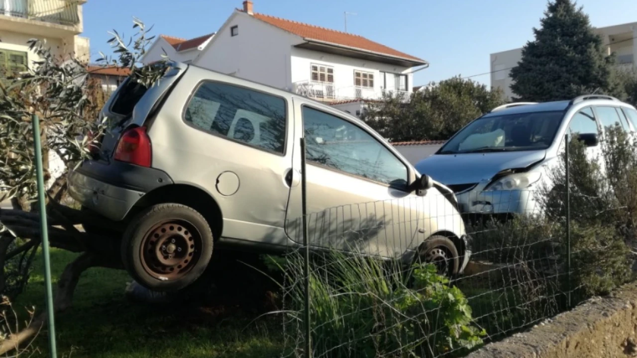 Vodice: Izgubila nadzor nad vozilom, uletjela u dvorište i udarila u parkirani automobil