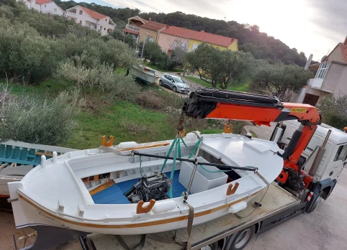 Fotografija 2 - U Betini porinuta gajeta meštra Tome na kojoj je radio zajedno sa sinom