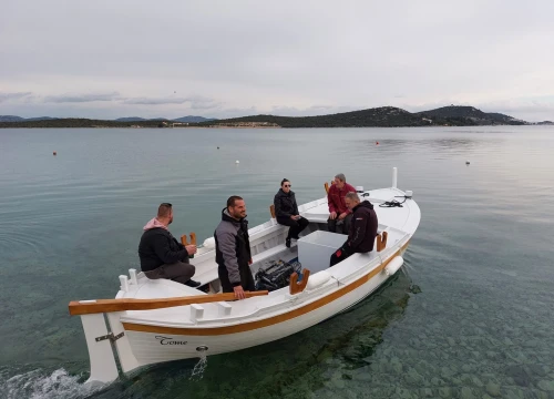 Fotografija 8 - U Betini porinuta gajeta meštra Tome na kojoj je radio zajedno sa sinom