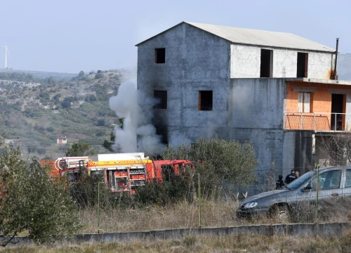 Dimilo je iz kuće u Vrpolju u blizini restorana 'Vicko': Nema ozlijeđenih, požar lokaliziran