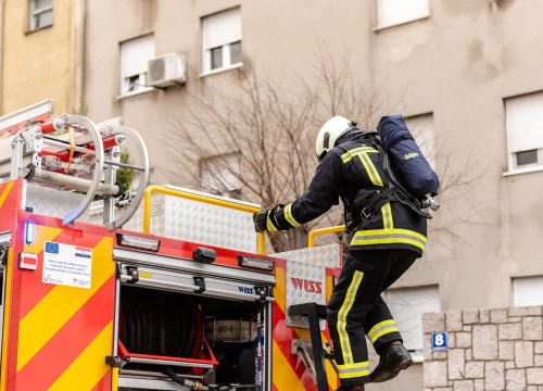 Fotografija 5 - Požar na balkonu stana na Njegoševom trgu, u stanu se nalazila gospođa