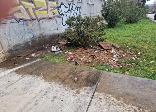 Fotografija 3 - Požar na balkonu stana na Njegoševom trgu, u stanu se nalazila gospođa