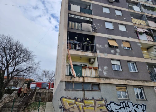 Fotografija 2 - Požar na balkonu stana na Njegoševom trgu, u stanu se nalazila gospođa