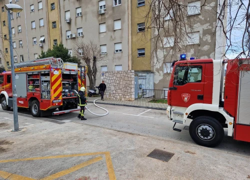 Fotografija 4 - Požar na balkonu stana na Njegoševom trgu, u stanu se nalazila gospođa