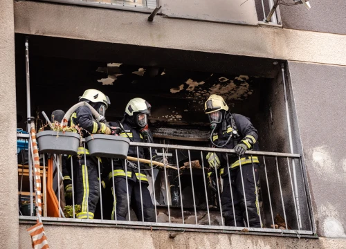 Fotografija 1 - Požar na balkonu stana na Njegoševom trgu, u stanu se nalazila gospođa