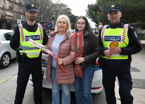 Policija na Baldekinu zaustavljala vozačice: Ne zbog kazni, već zbog cvijeća