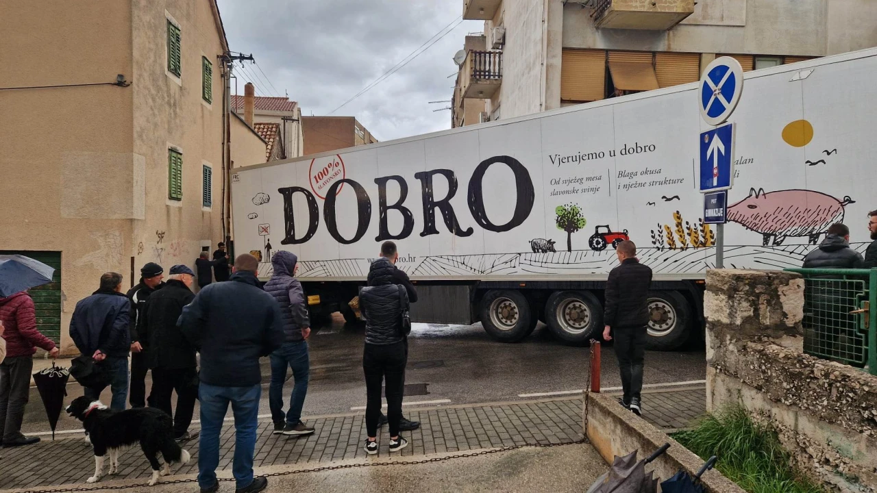 Izvučen šleper iz Težačke ulice: Nije puno okupljenih vjerovalo da se to uopće može