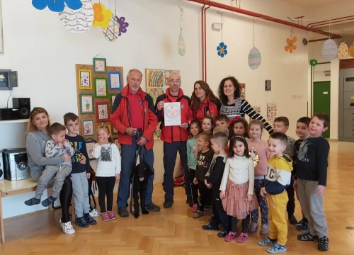 Fotografija 1 - Tate iz dječjeg vrtića 'Šibenska maslina' cijeli tjedan djeci predstavljali svoje poslove