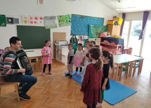 Fotografija 14 - Tate iz dječjeg vrtića 'Šibenska maslina' cijeli tjedan djeci predstavljali svoje poslove