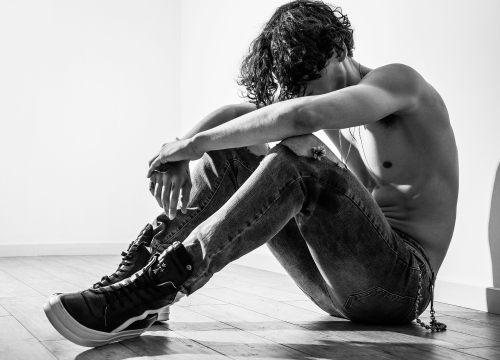 Zašto je usamljenost u porastu i među mladima i među starijim osobama?