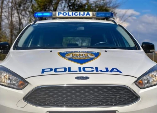 Muškarac (60) u Drnišu prijetio smrću 28-godišnjaku i oštetio mu automobil