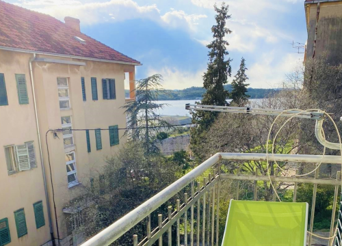 Prodaje se prekrasan kompletno renoviran stan na odličnoj lokaciji s pogledom na more!