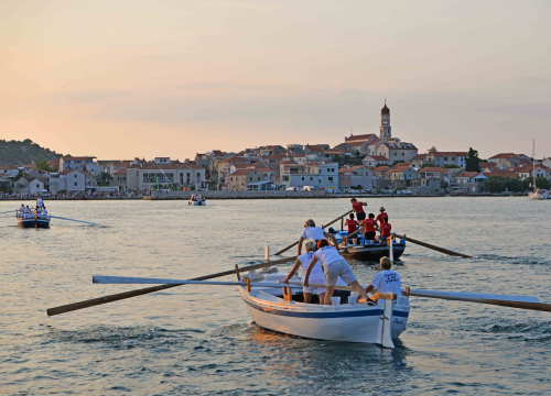 Ne propustite feštu u Betini: Regata Dlan & veslo pa vrhunski koncerti i vatromet!