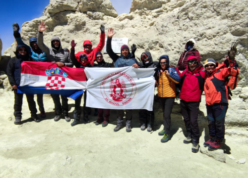 Petnaest planinara iz Šibenika krenulo u osvajanje najvećeg vrha u Iranu: Njih devetero je uspjelo!