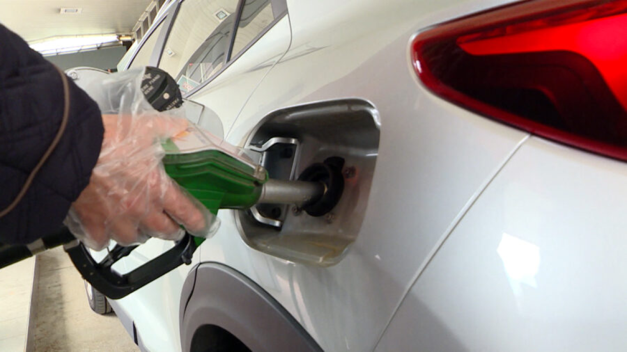 Od ponoći osjetno pojeftinjuje gorivo