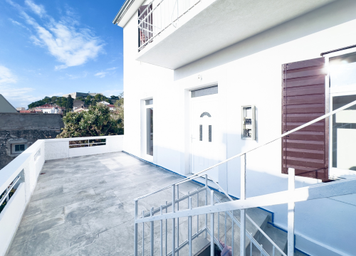 Prodaje se kompletno renoviran dvosoban stan na odličnoj lokaciji!