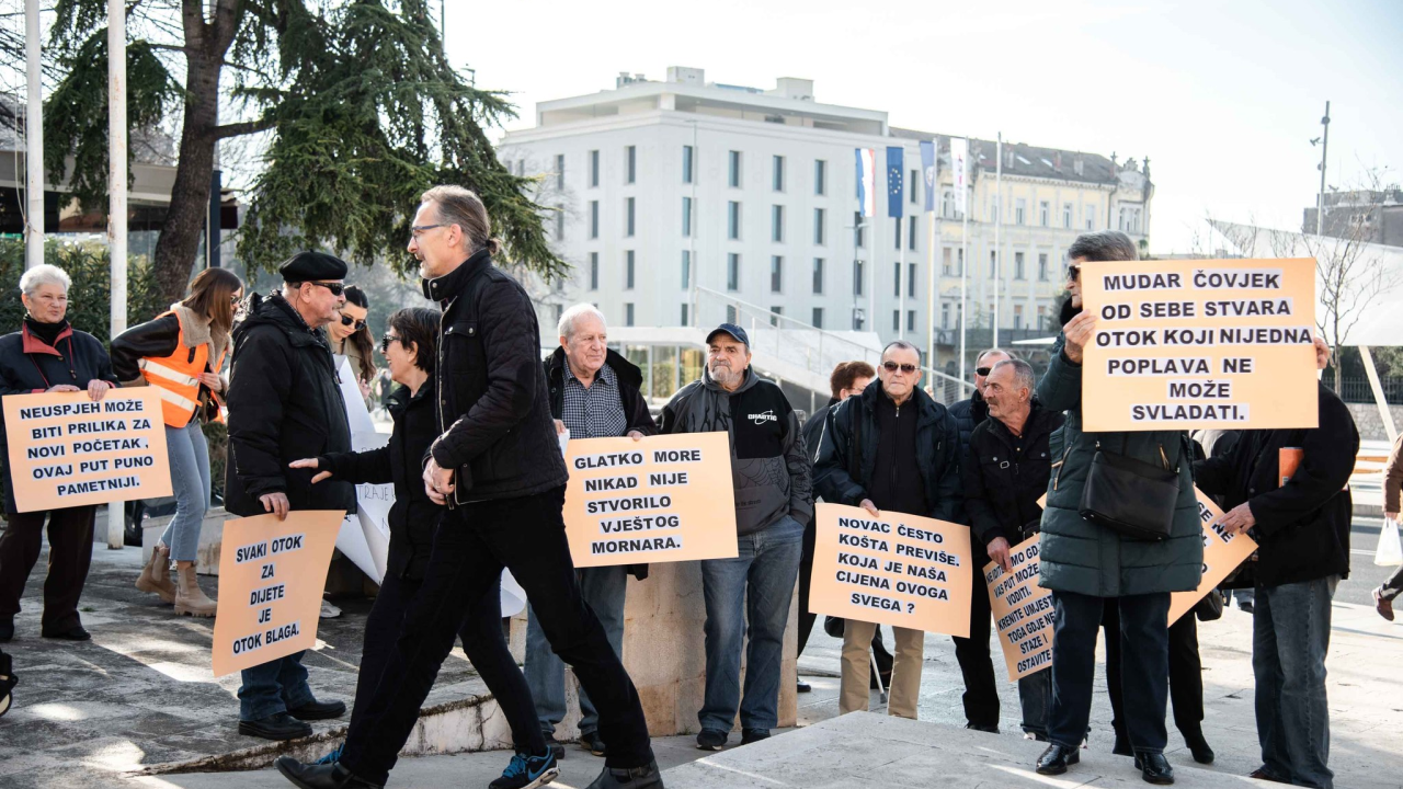 Kaprijani ne odustaju, prosvjedovali ispred gradske uprave: 'Postali smo otok-slučaj radi par usijanih glava'