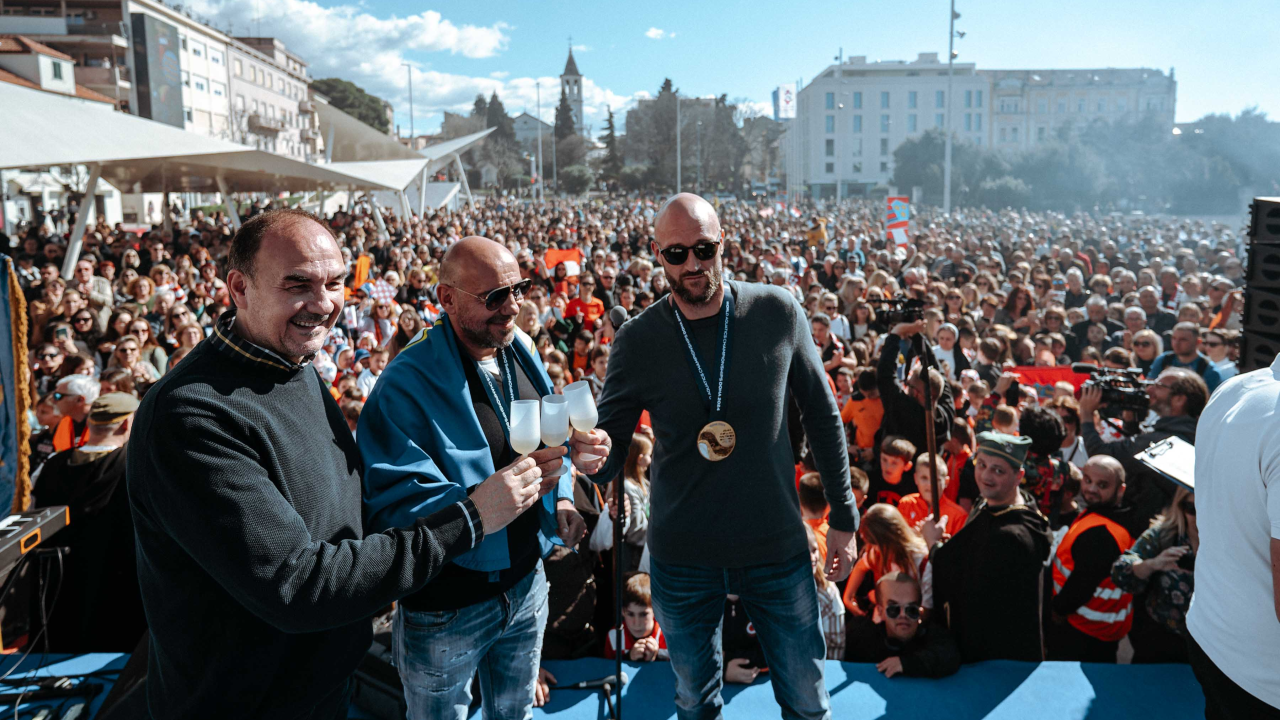 Šibenčani masovno dočekali svjetske prvake, Tucak: 'Gdje god pođem osjećam ljubav koju mi pružate'