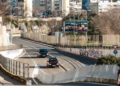 Vozač skutera (73) na 'Tehnološkoj cesti' zbog neprilagođene brzine izgubio nadzor pa pao