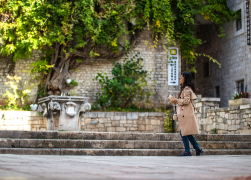 Gradska četvrt Stari grad: Zbog suncobrana na Meduliću spriječen pristup gliciniji kojoj je potrebna rezidba