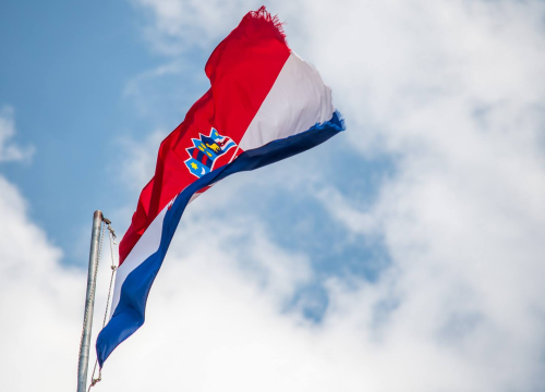 Optužen muškarac koji je u Dalju sa spomenika skinuo zastavu, gazio je i pjevao četničke pjesme