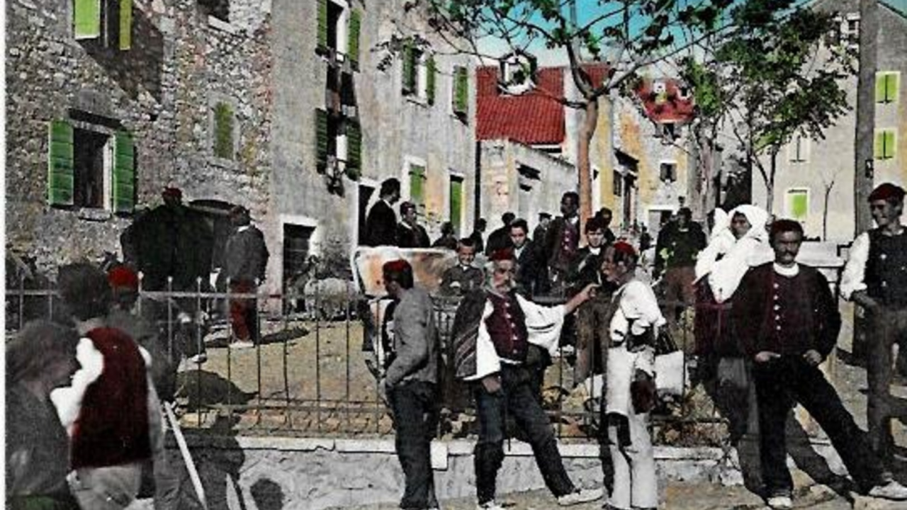 Šibenski leksikon: Ma govnu brat, uzea je gnjat i s njin grata gobu na leđima