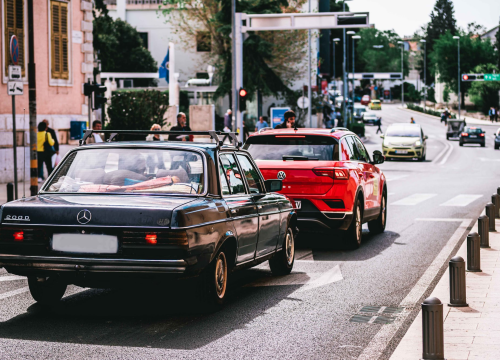 Pet naizgled običnih navika koje rade mnogi vozači, a mogu oštetiti vozilo