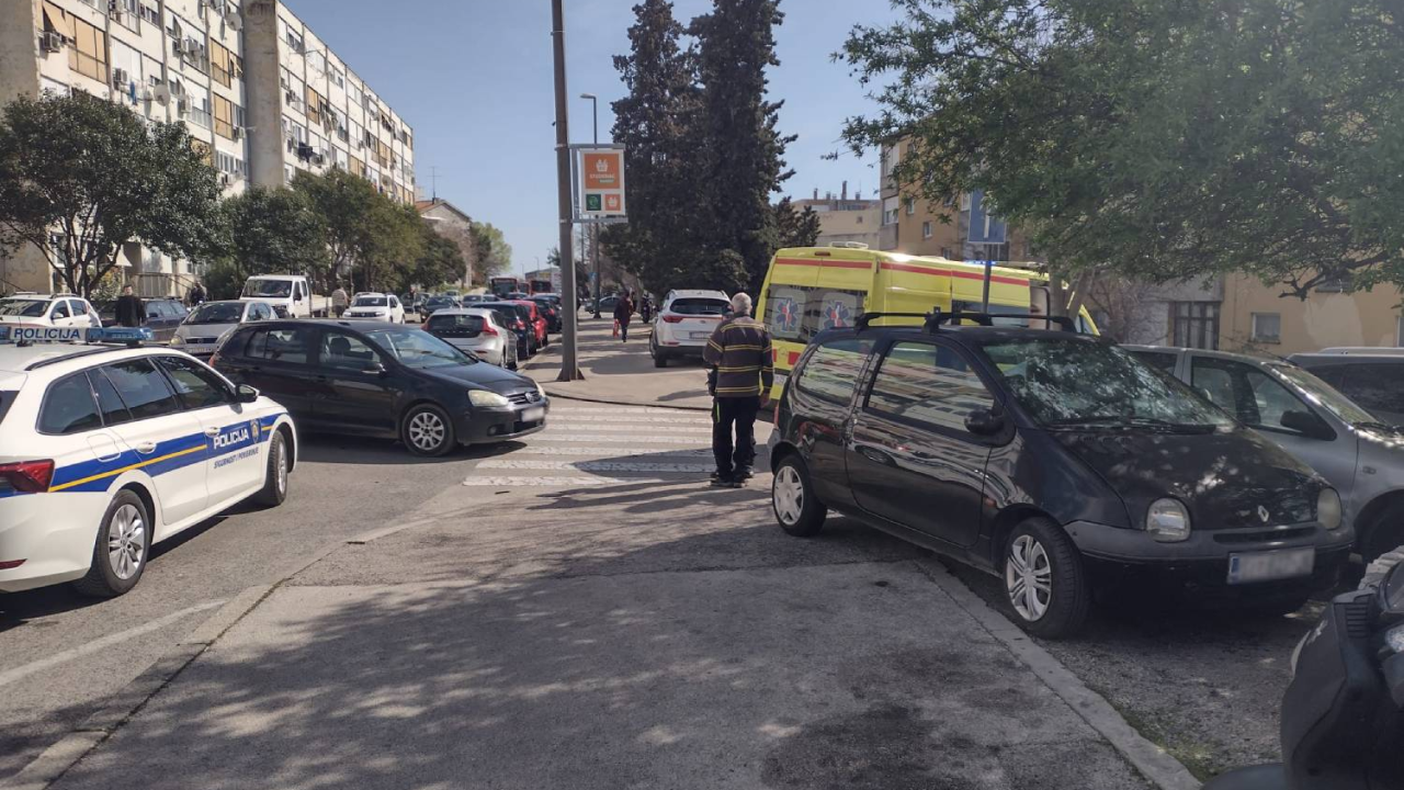 Vozač (83) u Šibeniku skretao bez da se uvjerio da može pa pogodio motor koji ga je pretjecao