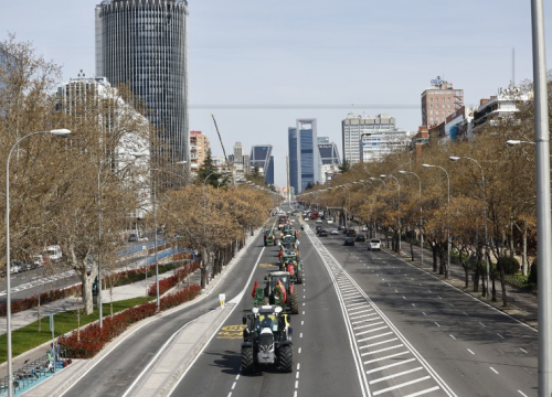 Tisuće španjolskih poljoprivrednika prosvjeduju s traktorima u Madridu