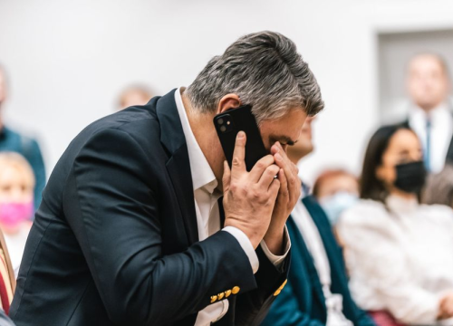 ‘To su nepismeni gangsteri, seljačine! Ovo je čisti puč, bit ću premijer na legalan način‘