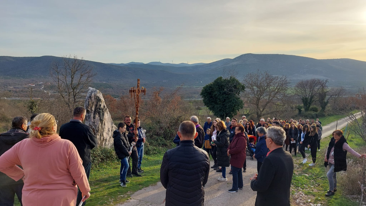 U zaseoku Radnići održan križni put na otvorenom