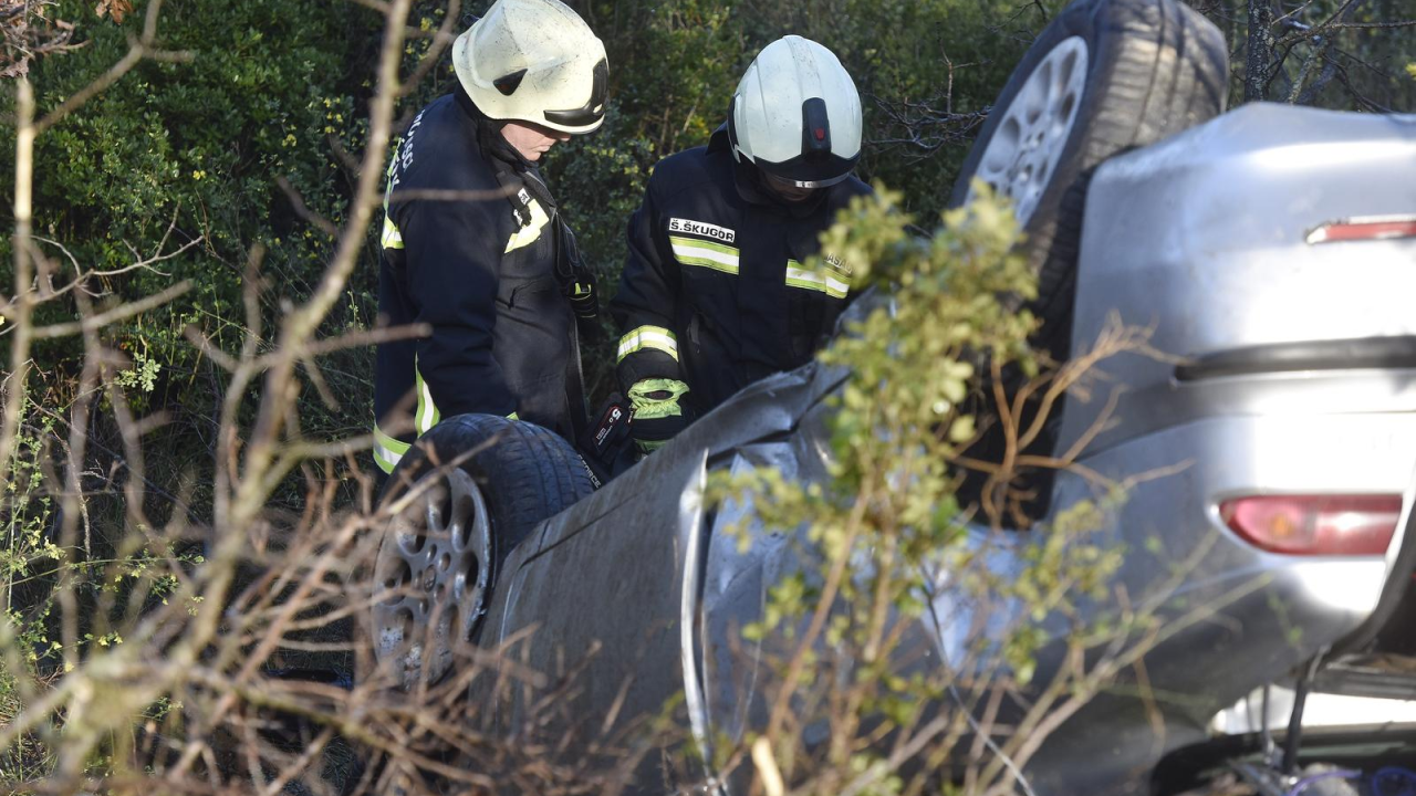 Prometna nesreća kod Bikarca: Automobil sletio s ceste, jedna osoba prevezena u bolnicu