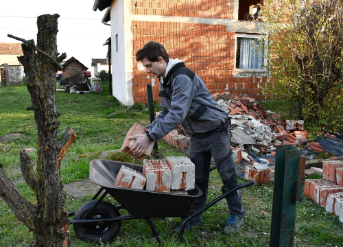 Ivan (25) nakon smrti roditelja preuzeo skrbništvo nad sestrama (11 i 16), treba mu vaša pomoć