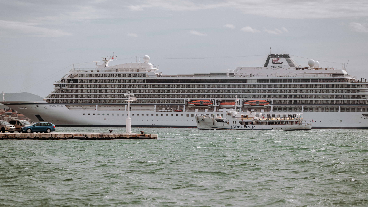 Jadrolinijina Premuda pokraj kruzera Viking Mars izgleda kao dječja igračka