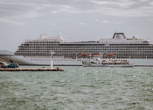 Jadrolinijina Premuda pokraj kruzera Viking Mars izgleda kao dječja igračka